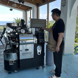 周老爹咖啡烘豆師，在花蓮海邊親手烘豆